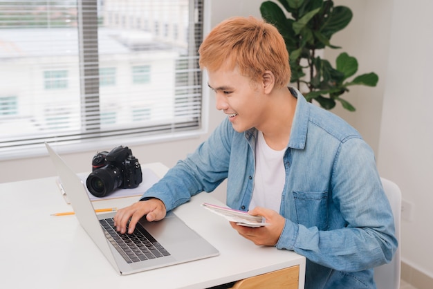 Fotograaf aan het werk aan bureau in modern kantoor