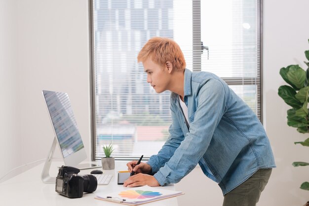 Fotograaf aan het werk aan bureau in modern kantoor