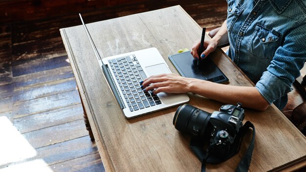 Fotograaf aan het werk, handen op tafel close-up