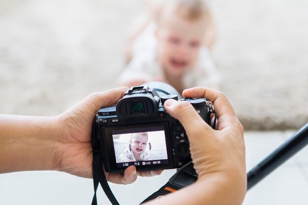 Fotograaf die een foto maakt van een schattige baby