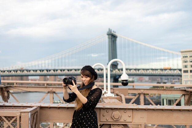 Fotograaf die een foto neemt bij de Brooklyn Bridge, de VS