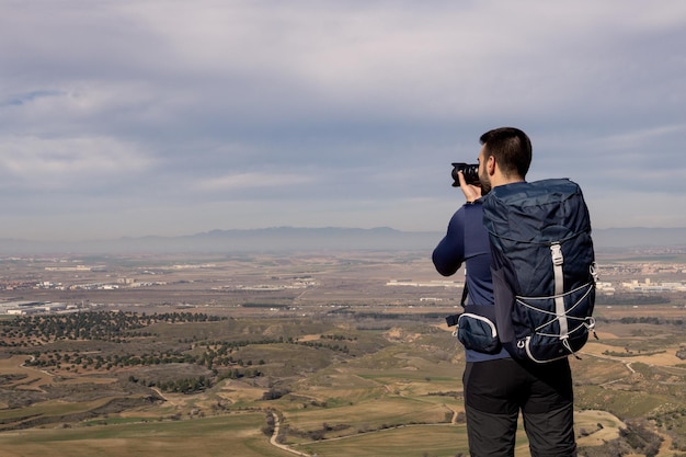 Fotograaf die een foto van de stad maakt vanuit een gezichtspunt