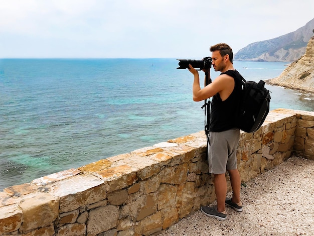 Fotograaf die een foto van een oceaankust neemt
