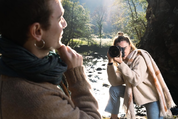 Fotograaf die een portret maakt van een knappe jonge man