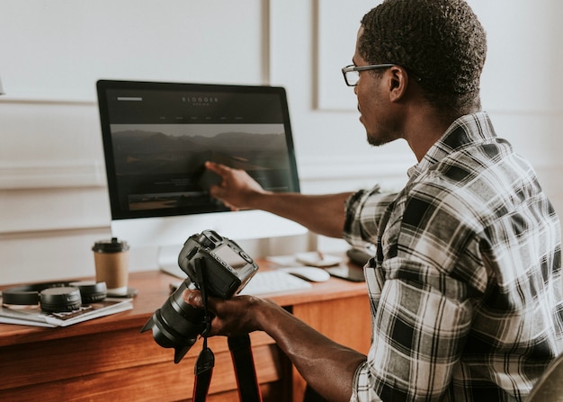 Fotograaf die foto op computer controleert