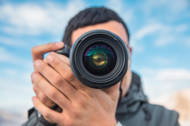 Fotograaf die foto's maakt met een digitale camera