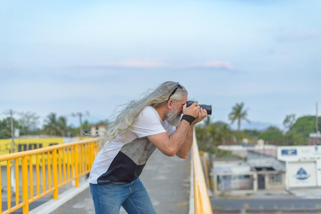 Fotograaf die foto's maakt vanaf een voetgangersbrug in de stad