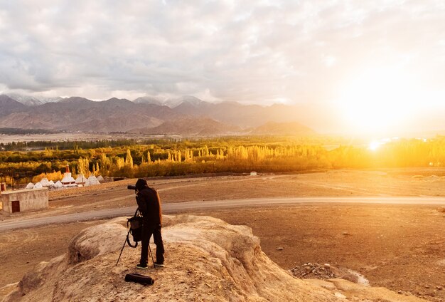 Foto fotograaf die het licht wacht op het fotograferen van de majestueuze himalaya