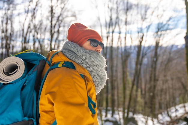 Fotograaf die in de winter een foto maakt op de berg met sneeuwwinterhobby's