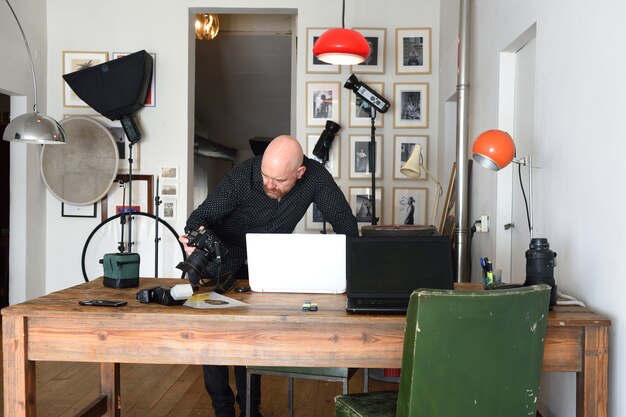 Fotograaf die in zijn fotografiestudio werkt