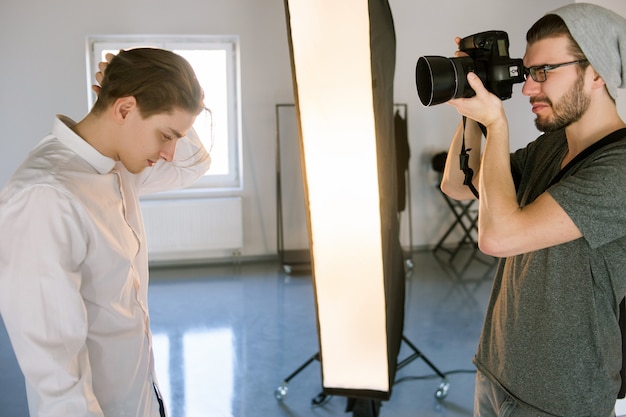 Fotograaf die knap model fotografeert