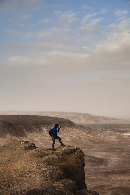 Fotograaf die landschap op de top van een berg fotografeert