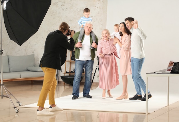 Fotograaf die met familie in studio werkt