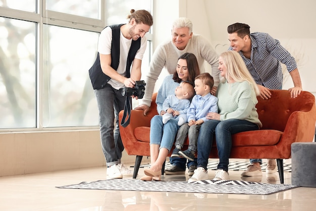 Fotograaf die met familie in studio werkt