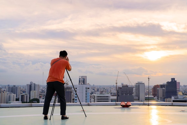 Fotograaf die van plan is foto's te maken op het torenhoge gebouw