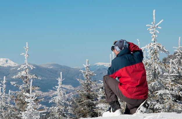 Fotograaf die winterpanorama in hoge bergen fotografeert fotograaf die winterpanorama fotografeert hoge bergen met sneeuw bedekte sparren bedekt