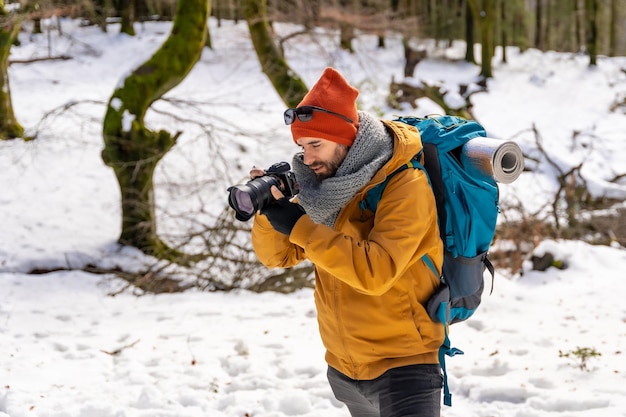 Fotograaf geniet van het maken van foto's in de winter op de berg met sneeuwwinterhobby's