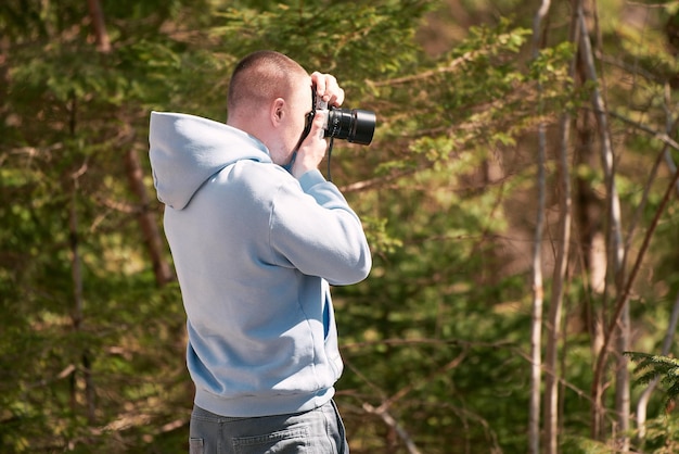 Fotograaf in Alpen Een mannelijke fotograaf in de prachtige Alpenbergen