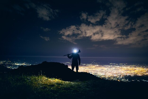 Fotograaf in de bergen 's nachts