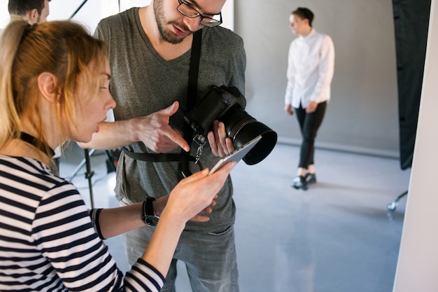 Fotograaf in gesprek met kunstcoördinator