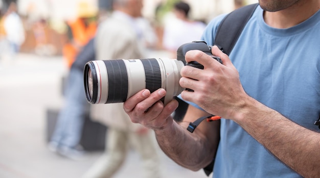 Fotograaf maakt foto's met dslr-camera in een stad