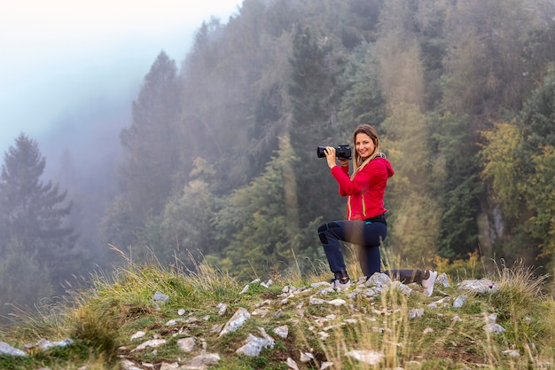 Fotograaf maakt foto's van het bos