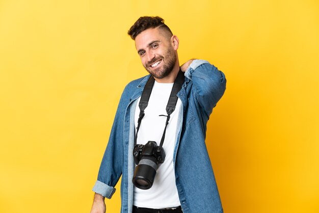 Fotograaf man geïsoleerd op gele achtergrond lachen