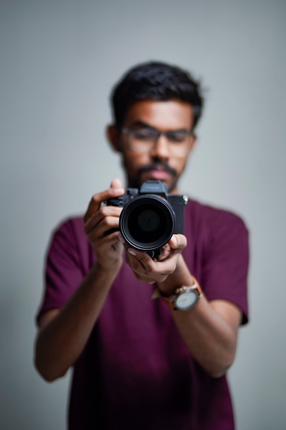 Fotograaf met camera op witte achtergrond.