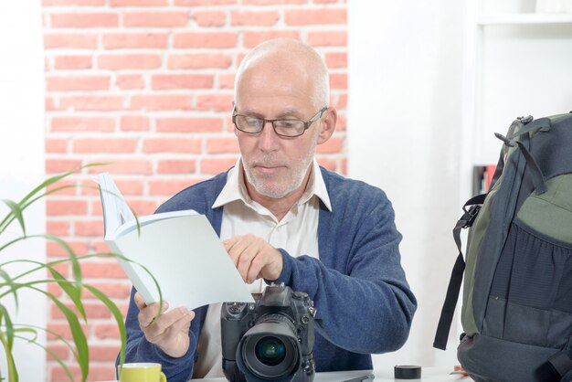 Fotograaf met de camera en kennisgeving