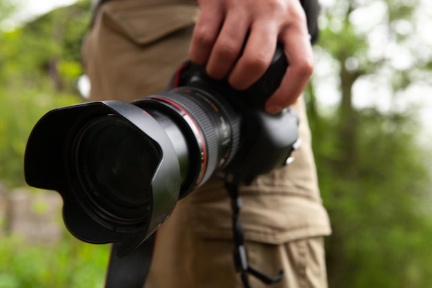 Fotograaf met een camera in zijn hand