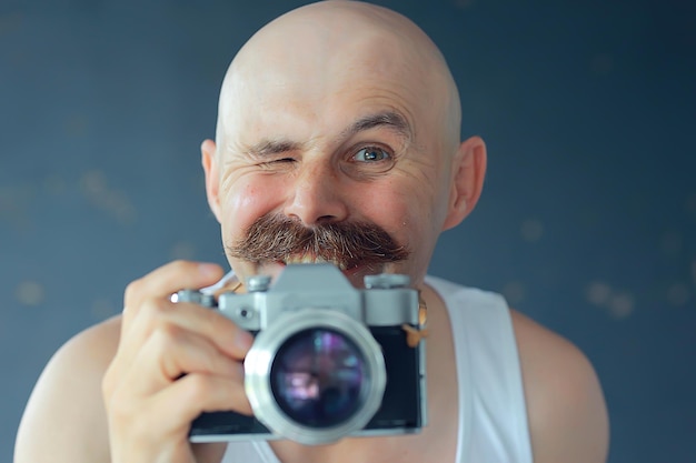 fotograaf met een vintage analoge camera, een man met snor, grappig beeld leren fotografie