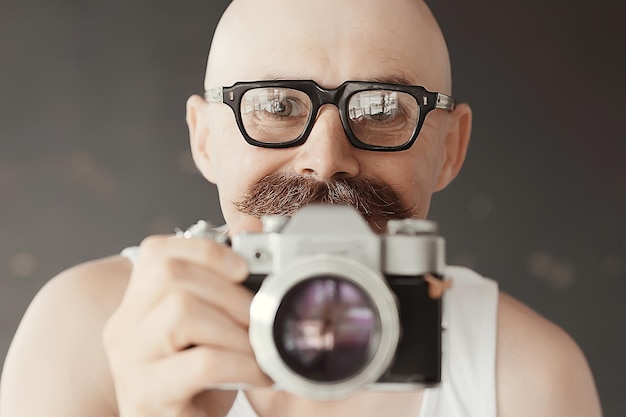 fotograaf met een vintage analoge camera, een man met snor, grappig beeld leren fotografie