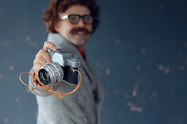 fotograaf met een vintage analoge camera, een man met snor, grappig beeld leren fotografie