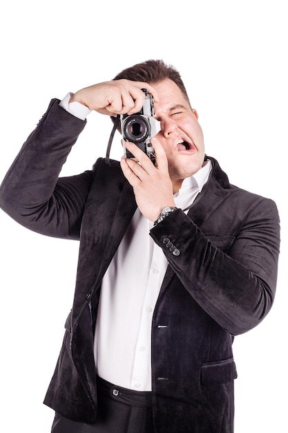 Fotograaf met oude retro filmcamera geïsoleerd op witte achtergrond