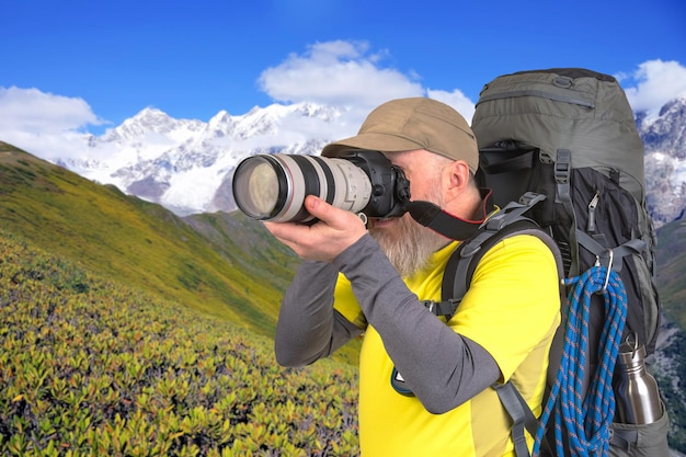 fotograaf reiziger met een rugzak fotografeert de schoonheid van de natuur op een reis