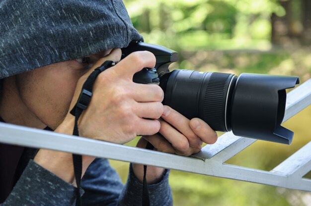 Fotograaf terwijl de camera verborgen foto's maakt