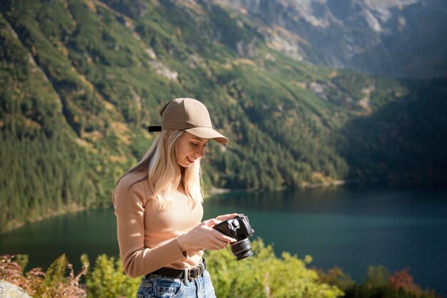 Fotograaf toeristische reiziger staande op de groene top op de berg