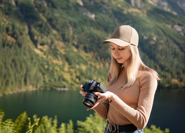 Fotograaf toeristische reiziger staande op de groene top op de berg