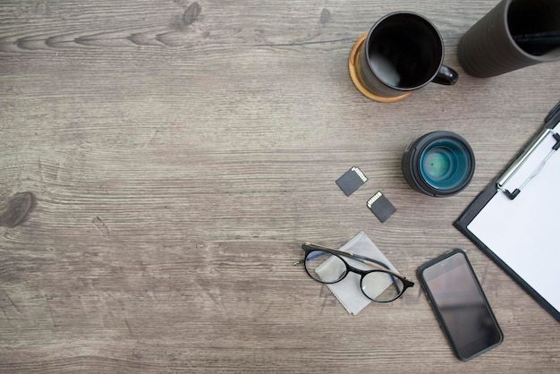 Fotograafaccessoires op houten tafel Lifestyle concept Bovenaanzicht Ruimte kopiëren