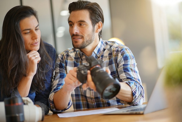 Fotograafcollega's die door foto's op camera gaan