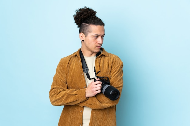 Foto fotograafmens over geïsoleerde blauwe muur die een idee denken