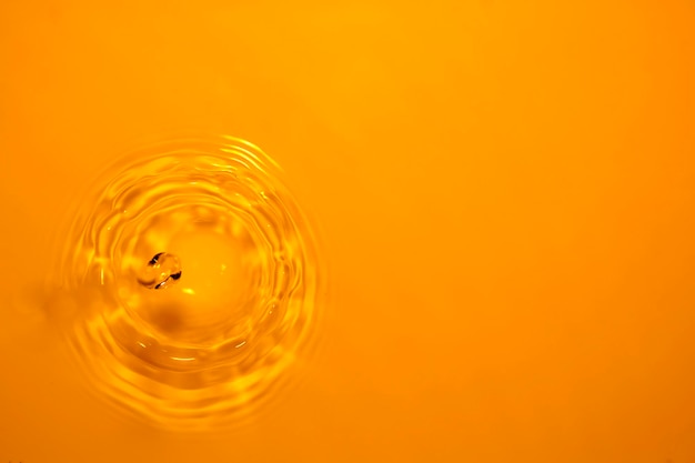 Fotografeer waterdruppels op het wateroppervlak met behulp van het oranje filter