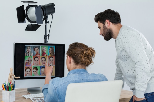 Fotografen die aan de balie werken