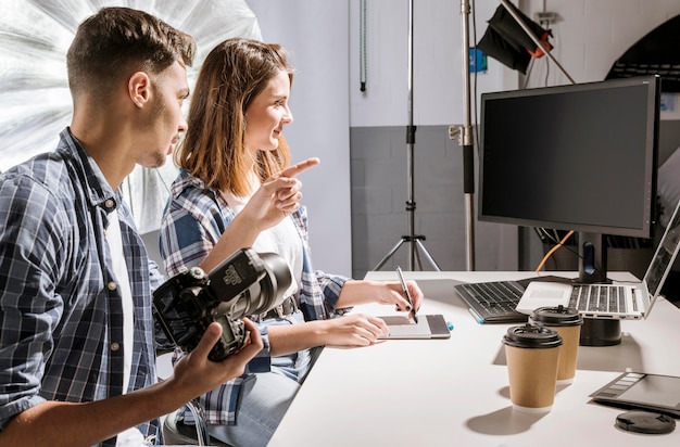 Foto fotografen die werken met een leeg scherm