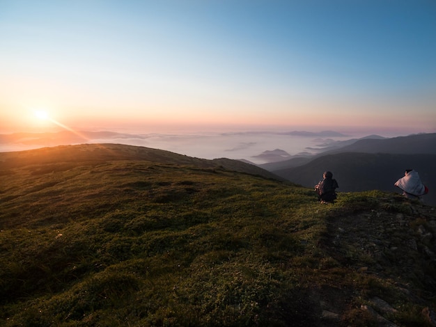 Fotografen kijken naar de prachtige zonsopgang in de bergen Vroeg in de ochtend in de Karpaten Monten