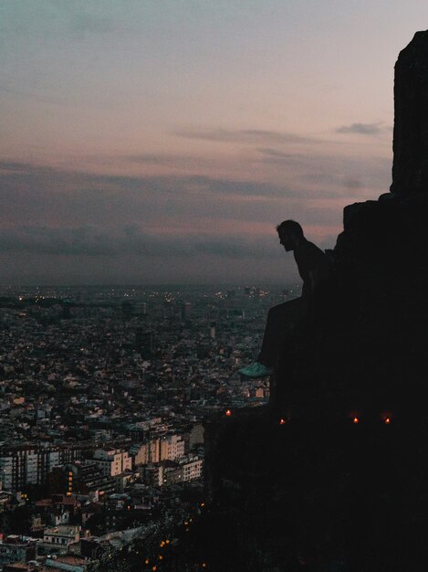 Fotografia a contraluz de barcelona desde el mirador bunkers del carmel