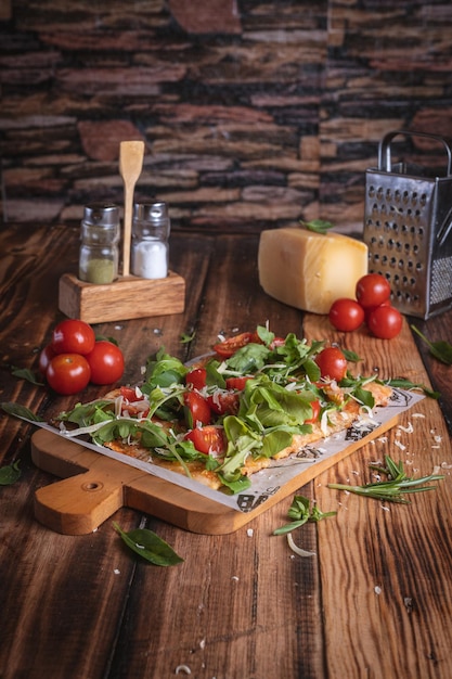 Fotografia de Pizza en een mesa de madera met fresco's van ingrediënten, door Yuri Ugarte Cespedes