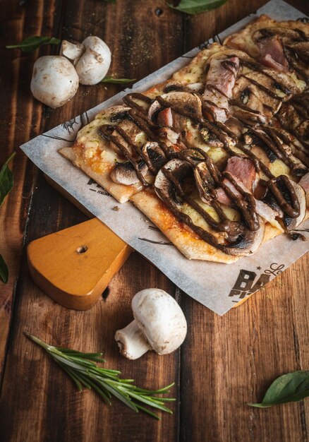 Fotografia de Pizza en een mesa de madera met fresco's van ingrediënten, door Yuri Ugarte Cespedes