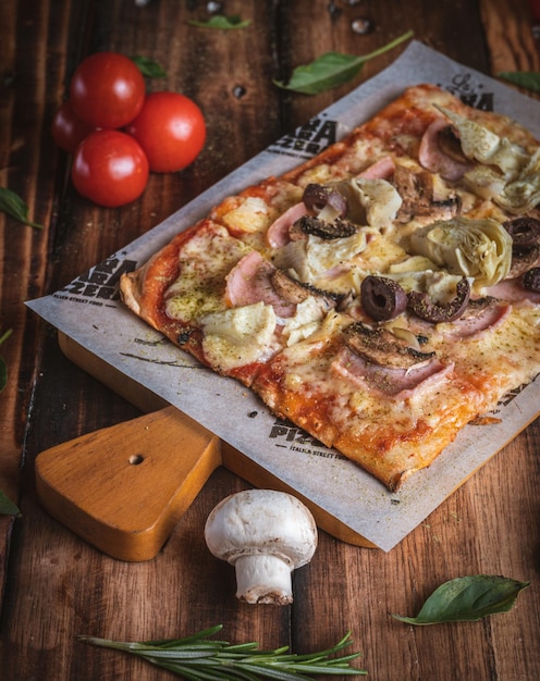 Fotografia de Pizza en una mesa de madera con components frescos, by Yuri Ugarte Cespedes