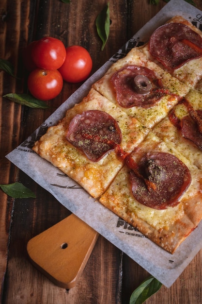 Fotografia de Pizza en una mesa de madera con ingredientes frescos, by Yuri Ugarte Cespedes
